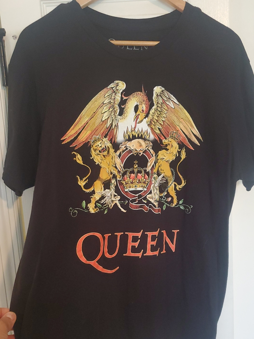 Que Black Short-Sleeve Tee with Multicolor Heraldic Crest